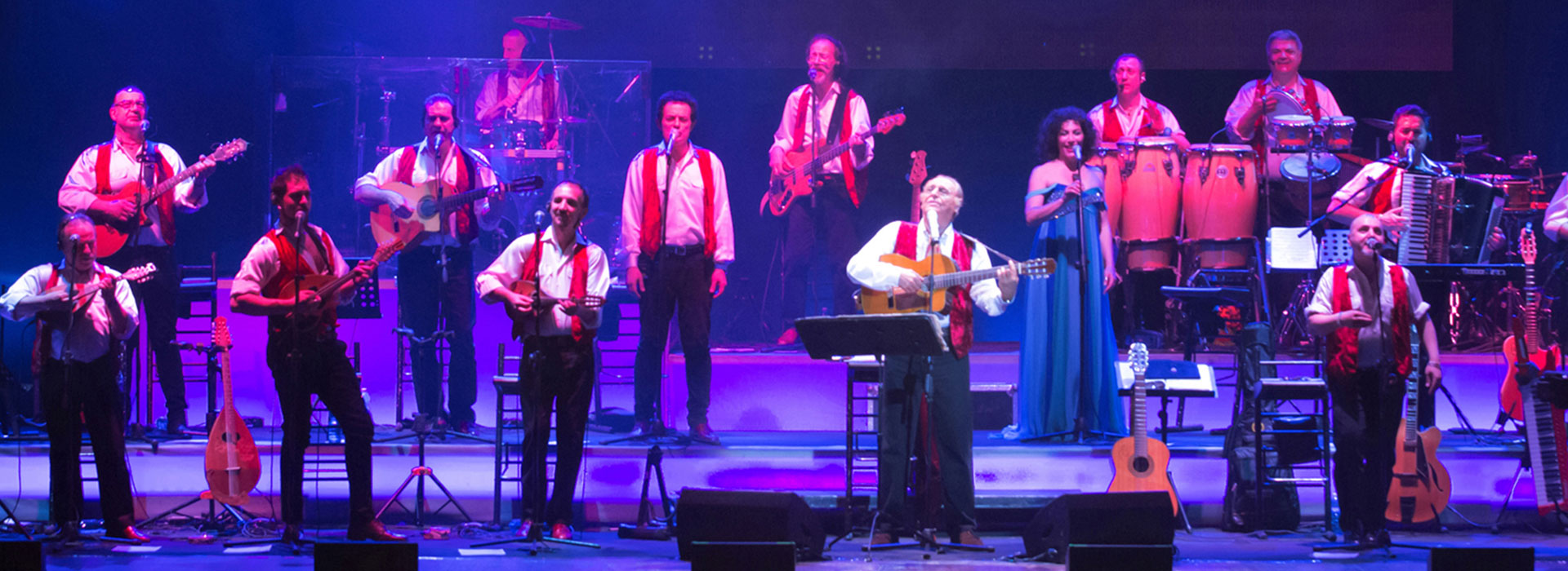 Renzo Arbore and l'Orchestra Italiana on stage at Forte Arena