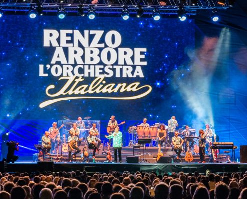 Renzo Arbore e l'orchestra al Forte Arena